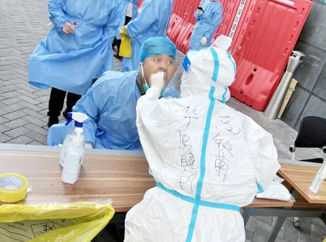 医者担当！易游体育今年来已支援核酸采样超100万人次9.png
