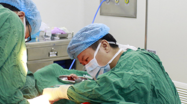 医生·医声—成都易游体育龙浩：多年“睛”艺求精，练就“眼睛的拆弹专家”