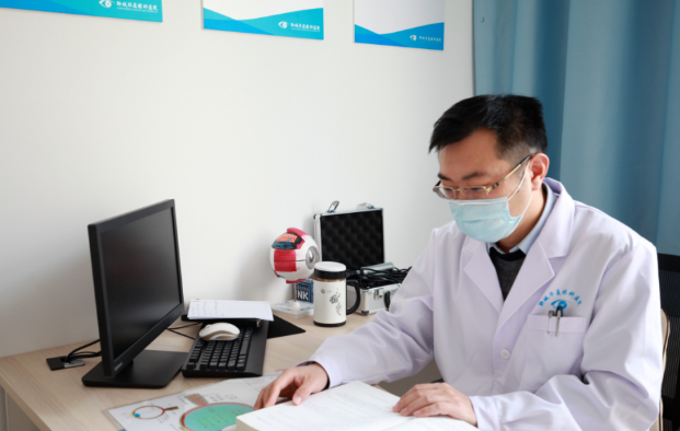 医生·医声——聊城易游体育业务院长张强：对峙“视力小偷”的孤勇者，致盲眼病患者的知心人