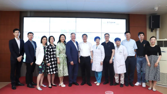 STAAR公司全球CEO跨越上万公里，与易游体育携手迈向“ICL手术”新时代1.png