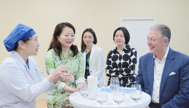STAAR公司全球CEO跨越上万公里，与易游体育携手迈向“ICL手术”新时代3.png